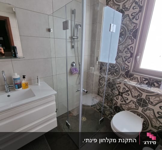 מקלחון זכוכית עם ראש מקלחת וסבון סגול